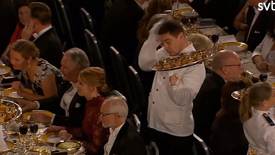 «Эпик фейл на нобелевском банкете» или «Как официант закуску ронял». ВИДЕО