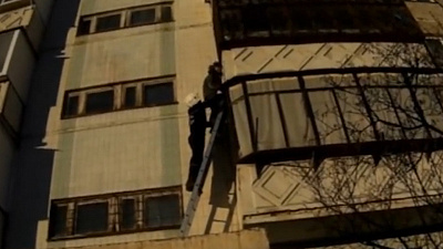 Спасатели Миасса сняли застрявшего на балконе школьника