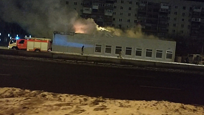 Крупный пожар разгорелся в недостроенном торговом комплексе в Ленинском районе