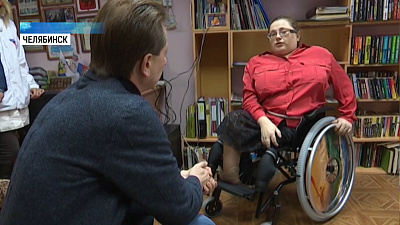 Инвалиду из Челябинска подарили новую коляску