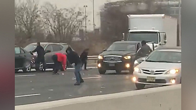 Инкассаторский автомобиль рассыпал деньги на шоссе. ВИДЕО