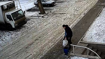 «Примерный» папа показал что делать с мусором