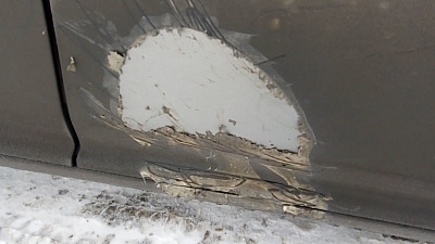 Неизвестные облили химией автомобиль возле одного из ТРК в Челябинске