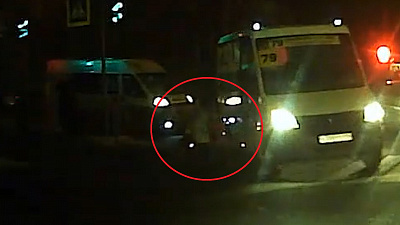 Водитель маршрутки едва не сбил женщину с ребенком на ЧМЗ