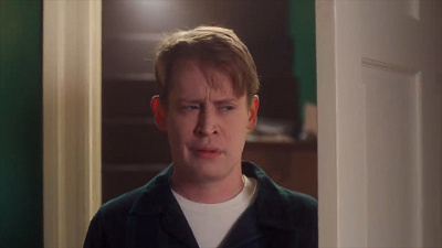 Снова один дома: Маколей Калкин повторил сцены из любимого всеми фильма. ВИДЕО