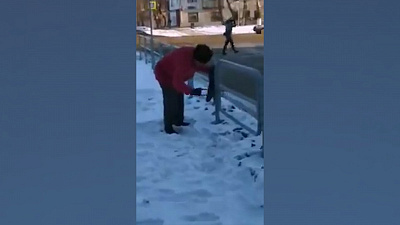 На ЧТЗ пенсионер выпилил проход в заборе