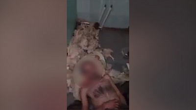 Больного после трепанации черепа оставили лежать на полу в куче мусора