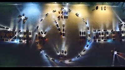 «Без пяти минут двенадцать»: в гигантские часы выстроились магнитогорские автомобилисты. ВИДЕО