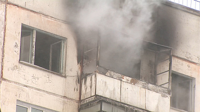 Очевидцы сняли на видео пожар в многоквартирном доме на северо-западе города