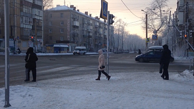 ﻿«Шалить» из-за морозов начали светофоры на ЧМЗ. ВИДЕО