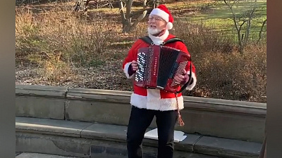 Распевающего «Очи Черные» Санта-Клауса снял на видео Артемий Панарин