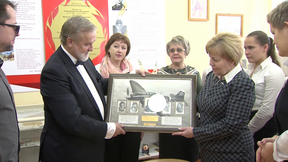 Антиквары подарили школе исторические фото