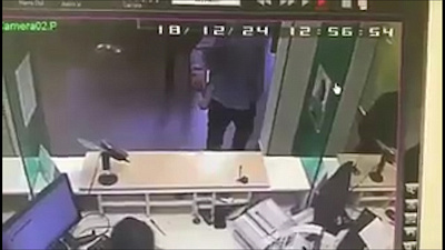 Пиф-паф, с Новым годом! Вооруженное поздравление сотрудников банка попало на видео