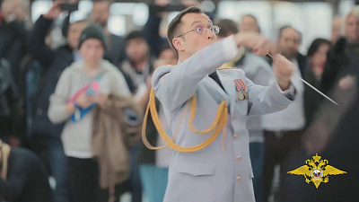 Новогодний флешмоб в аэропорту Внуково устроили сотрудники МВД