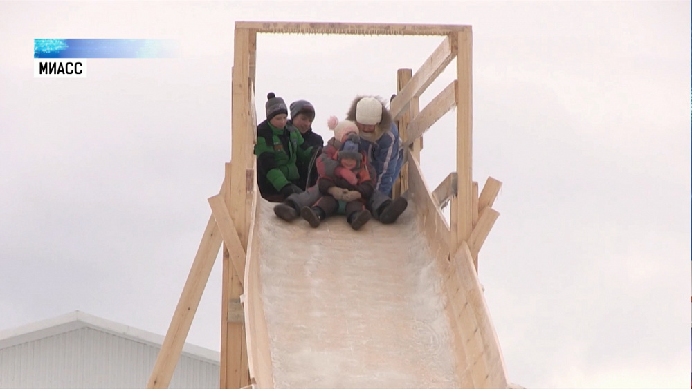 Жители Новоандреевки построили ледовый городок