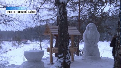 Снежную фигуру йети установили возле кормушки