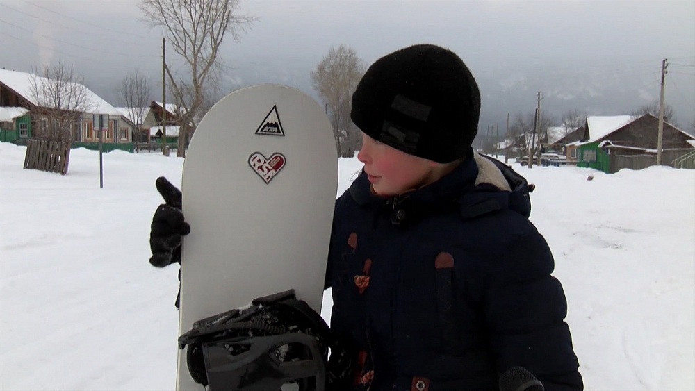 Мечту мальчика из Тюлюка исполнили сноубордисты
