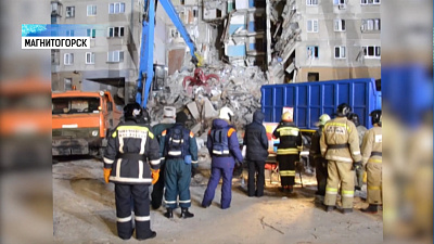 На месте обрушения дома после взрыва газа продолжаются поисковые работы