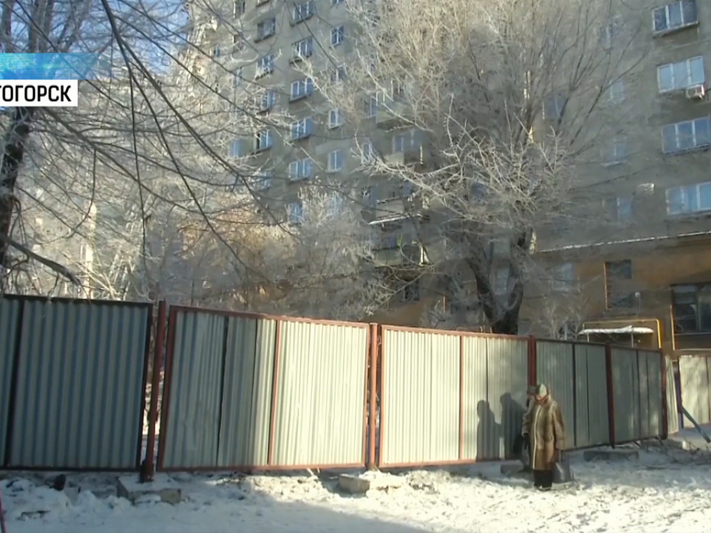 капремонт мкд. подъезд демонтировали. подъездная дверь. козырьки подъездов из плиты. корпус 1620 8 подъезд.