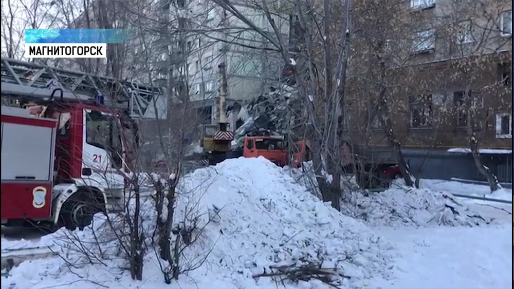 На месте обрушения идут поисково-спасательные работы