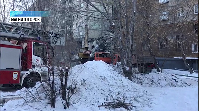 На месте обрушения идут поисково-спасательные работы