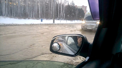 Прорыв на водоводе стал причиной залитой проезжей части на Бейвеля