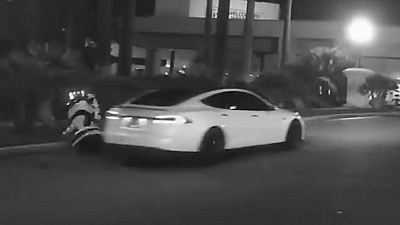 В США «Тесла» в режиме автопилота сбила пермского робота. ВИДЕО
