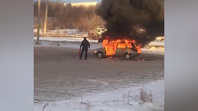 Еще одна горящая в Магнитогорске машина попала на видео