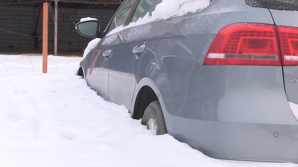 Пять машин оказались закованы в лед