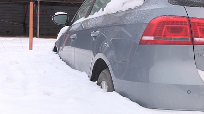 Пять машин оказались закованы в лед