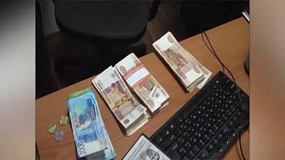 Иностранца с миллионом в кармане задержали челябинские таможенники