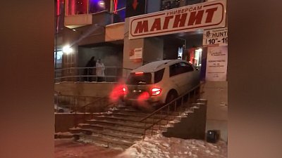 Мужчина на «Мерседесе» попытался заехать в бар по ступенькам