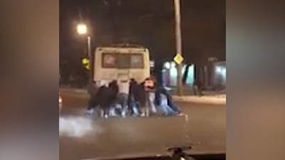 Челябинцы вдесятером спасли троллейбус на ЧТЗ Челябинцы вдесятером спасли троллейбус на ЧТЗ