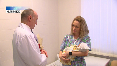 Губернатор вручил подарки молодым мамам