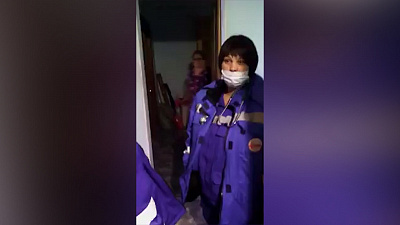 Уралец не пускал медиков в квартиру из-за отсутствия бахил