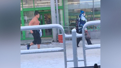 Раздетый и спортивный челябинец стал «достопримечательностью» города
