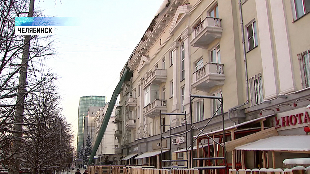 В доме на Ленина демонтируют аварийные балконы