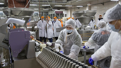 Борис Дубровский познакомился с работой овощехранилища и агрохолдинга в Сосновском районе 