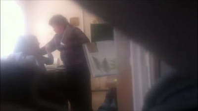 Завуч ударила школьницу за рисование на уроке. ВИДЕО