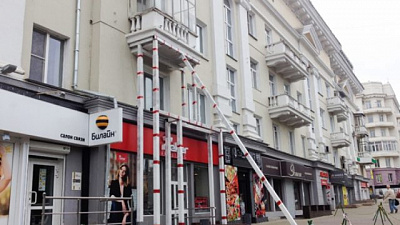 В жилом доме в центре Челябинска демонтируют балконы