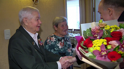 Губернатор поздравил с юбилеем семью ветерана