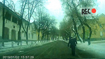 В Миассе мужчина перепутал дорогу с тротуаром и стал героем шуточного видео