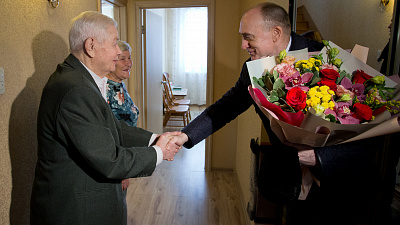 Южноуральский губернатор поздравил ветерана ВОВ и его супругу с бриллиантовой свадьбой