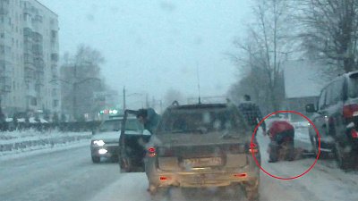 В Златоусте водитель, желая помочь сбитому пешеходу, нарушил ПДД. ВИДЕО