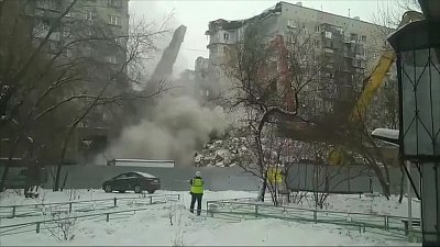 При демонтаже дома в Магнитогорске рухнула огромная конструкция