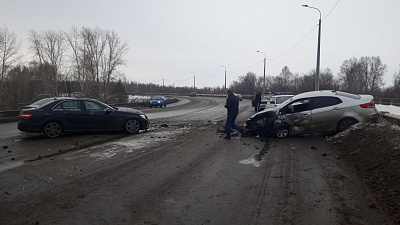В Центральном районе Киа оказалась на бетонном заборе после столкновения с Мерседесом