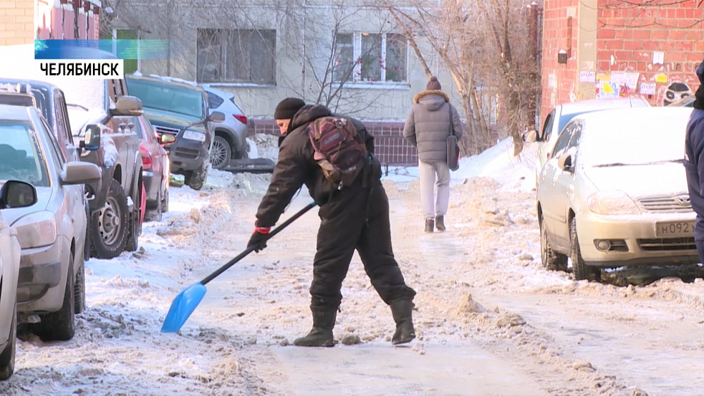 Глава районов заставили убрать снег во дворах