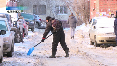 Глава районов заставили убрать снег во дворах
