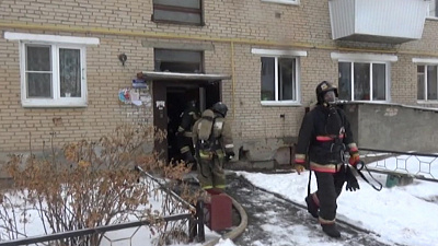 В Каслях мать с тремя детьми удалось спасти из пожара. ВИДЕО