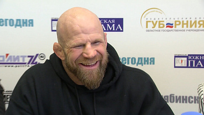 Спортсмен Джефф Монсон спел Цоя на пресс-конференции в Челябинске